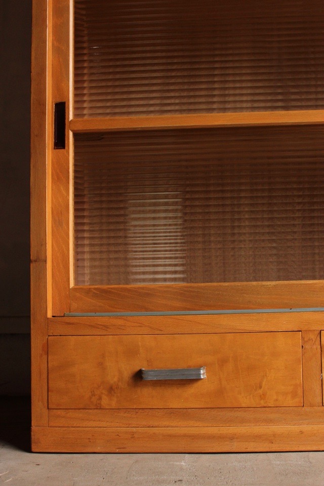 モールガラスの水屋箪笥