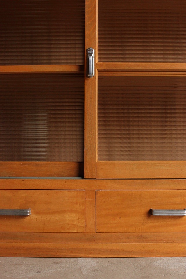 モールガラスの水屋箪笥