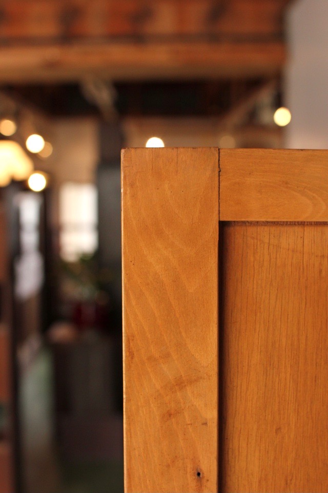 モールガラスの水屋箪笥