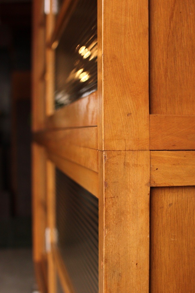 モールガラスの水屋箪笥