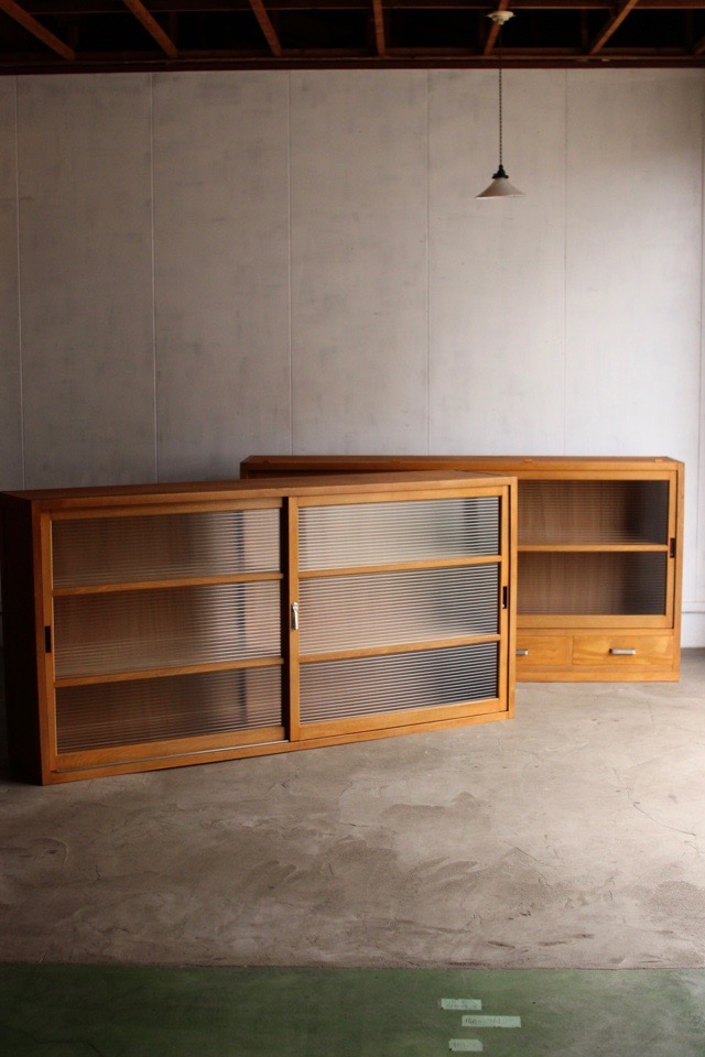 モールガラスの水屋箪笥