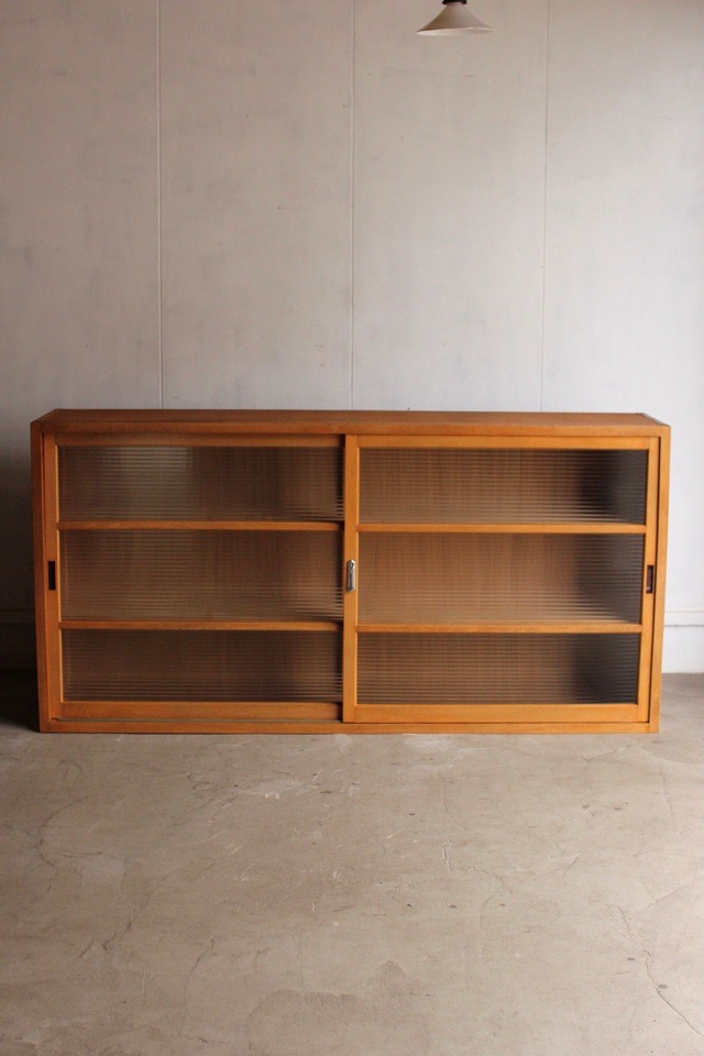 モールガラスの水屋箪笥