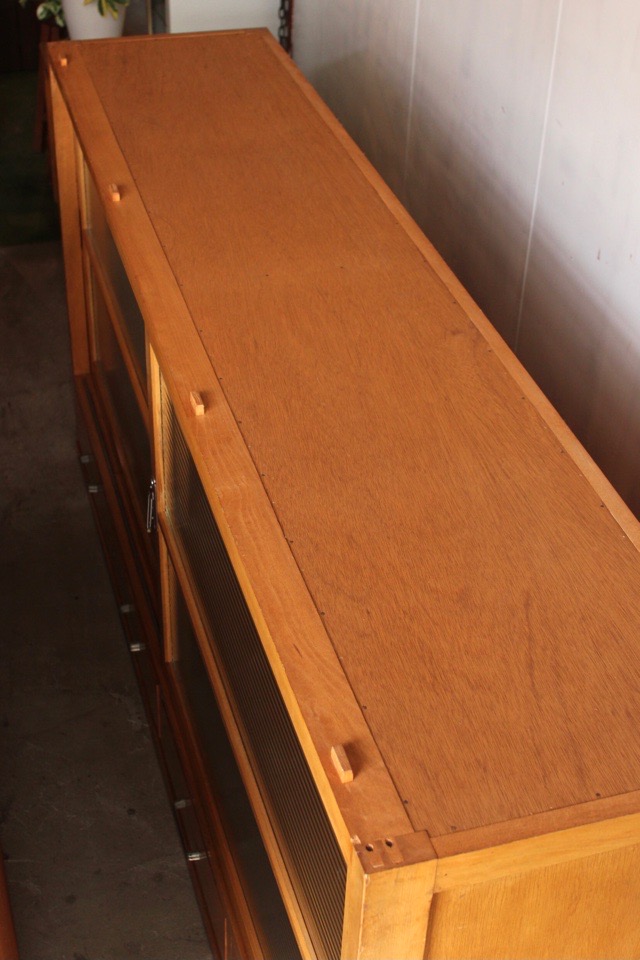 モールガラスの水屋箪笥