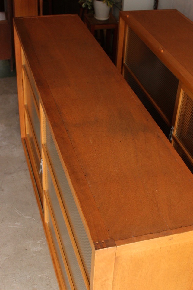 モールガラスの水屋箪笥