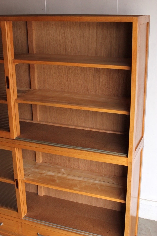 モールガラスの水屋箪笥