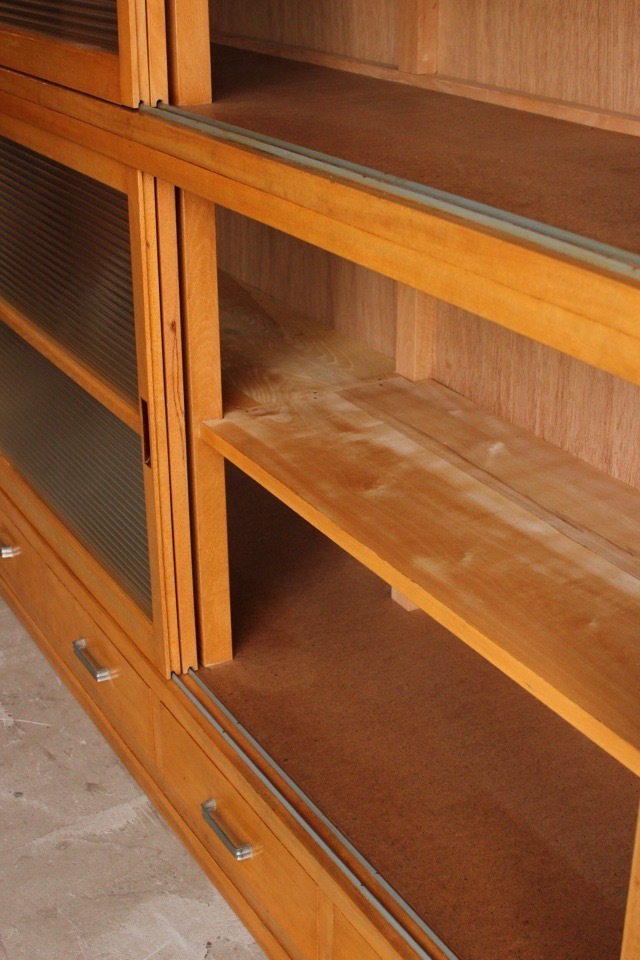 モールガラスの水屋箪笥