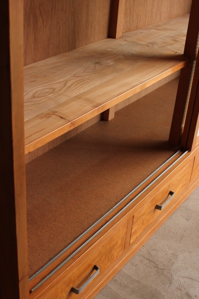 モールガラスの水屋箪笥