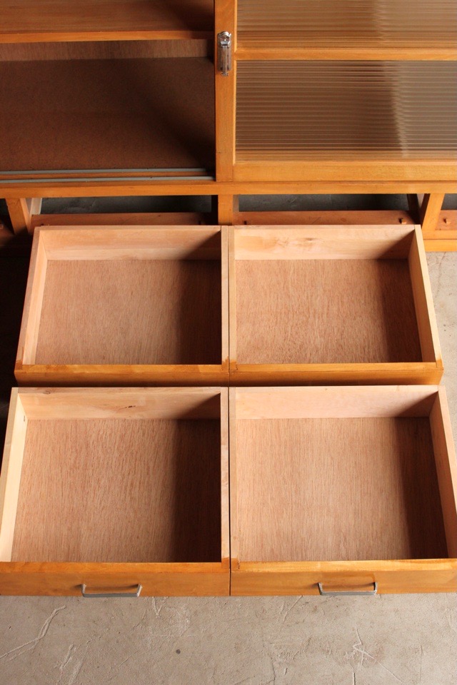 モールガラスの水屋箪笥