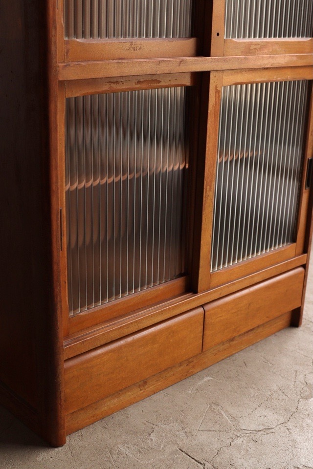 モールガラスの引戸棚