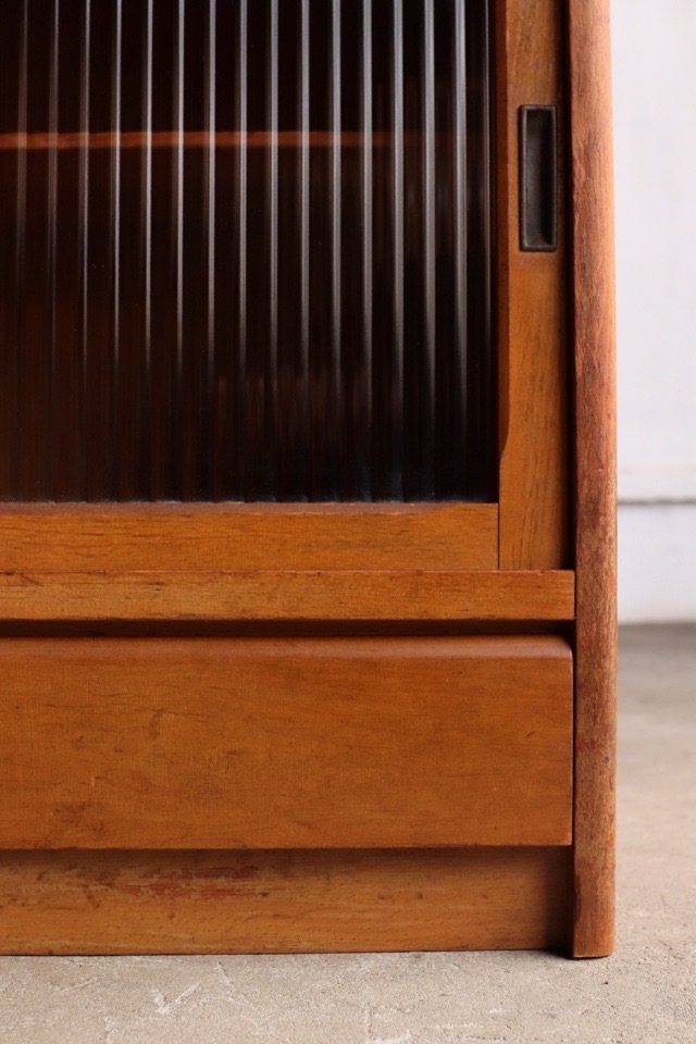 モールガラスの引戸棚