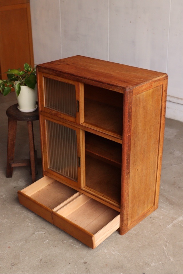 モールガラスの引戸棚