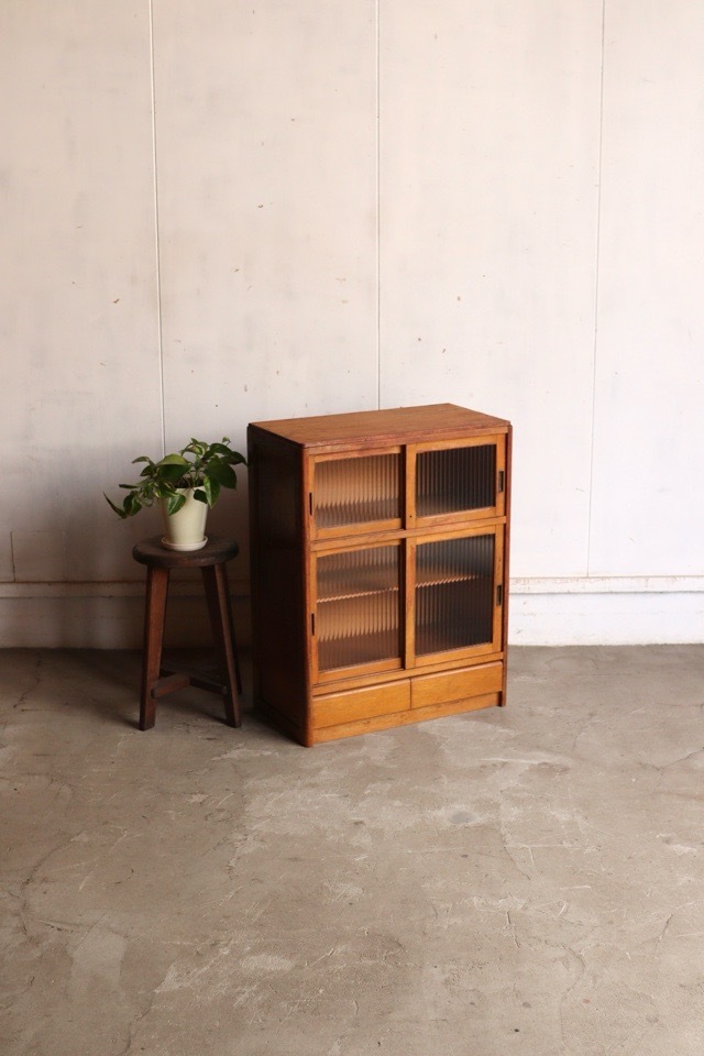 モールガラスの引戸棚