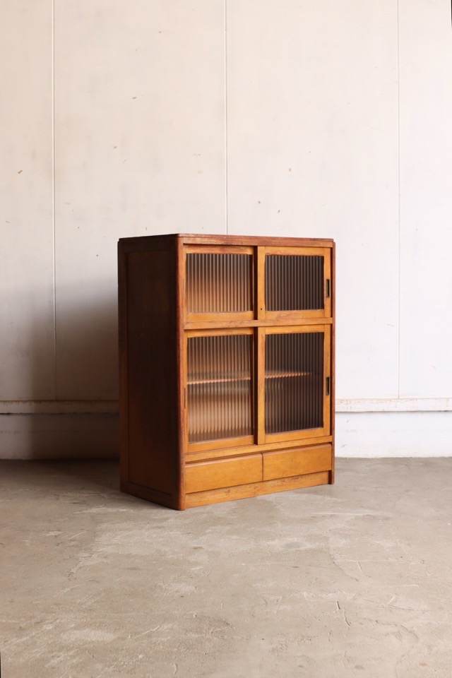 モールガラスの引戸棚