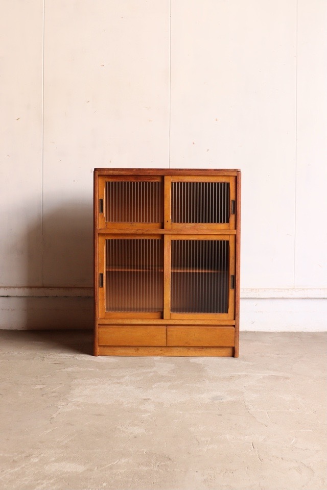 モールガラスの引戸棚