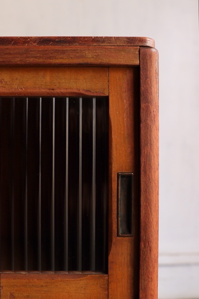 モールガラスの引戸棚