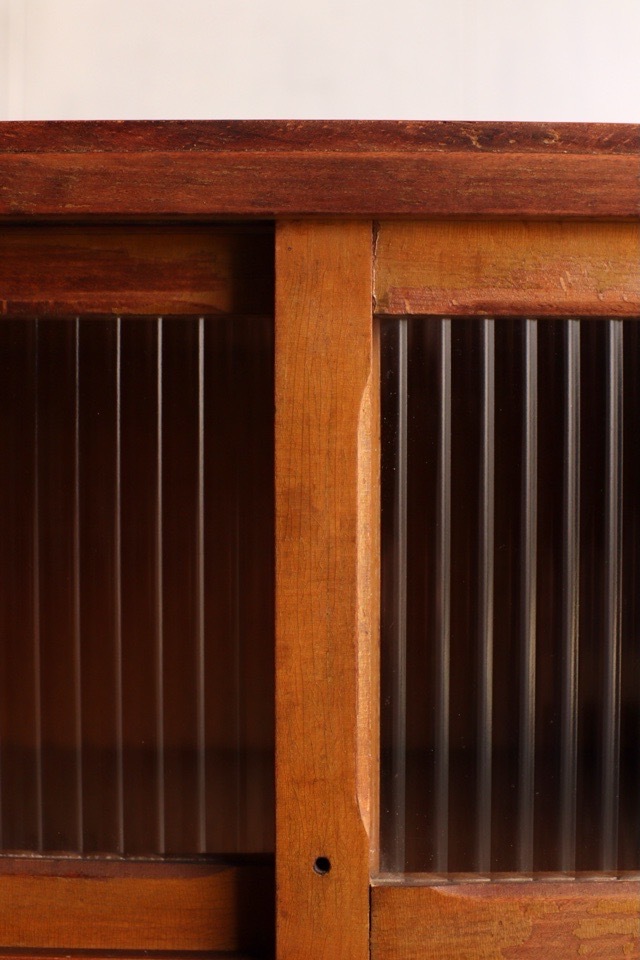 モールガラスの引戸棚