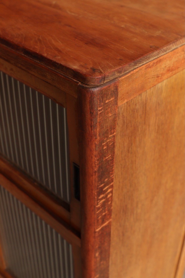 モールガラスの引戸棚