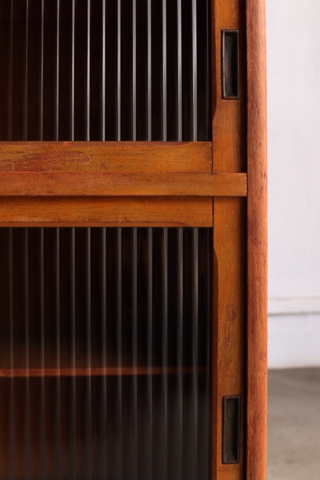 モールガラスの引戸棚