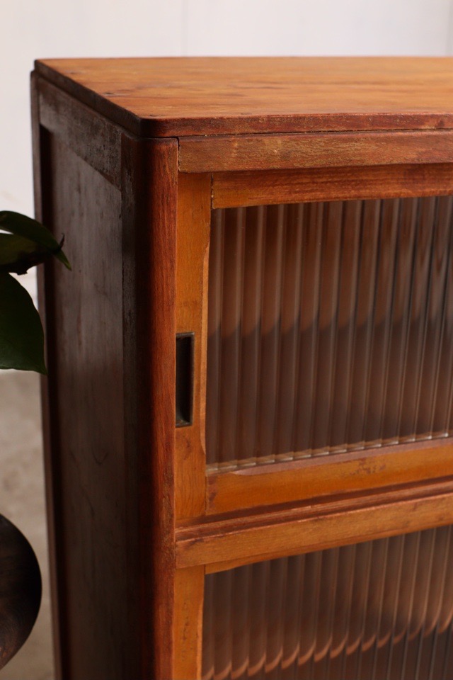 モールガラスの引戸棚