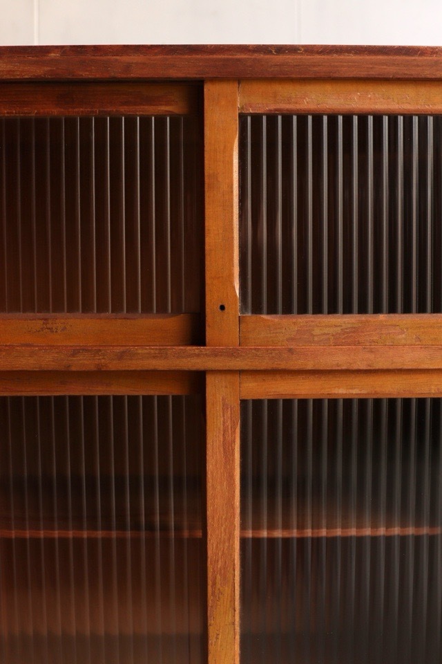 モールガラスの引戸棚