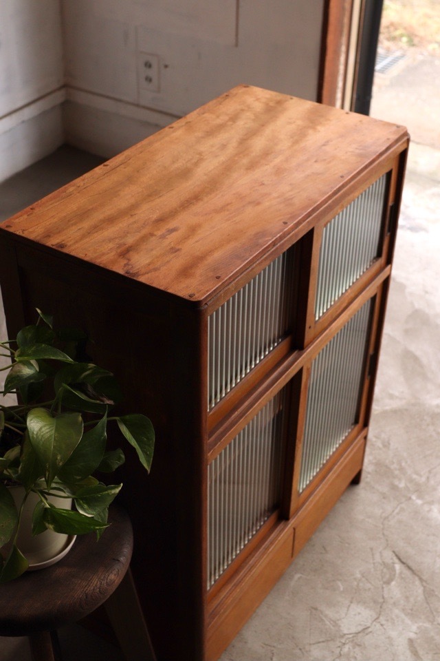 モールガラスの引戸棚