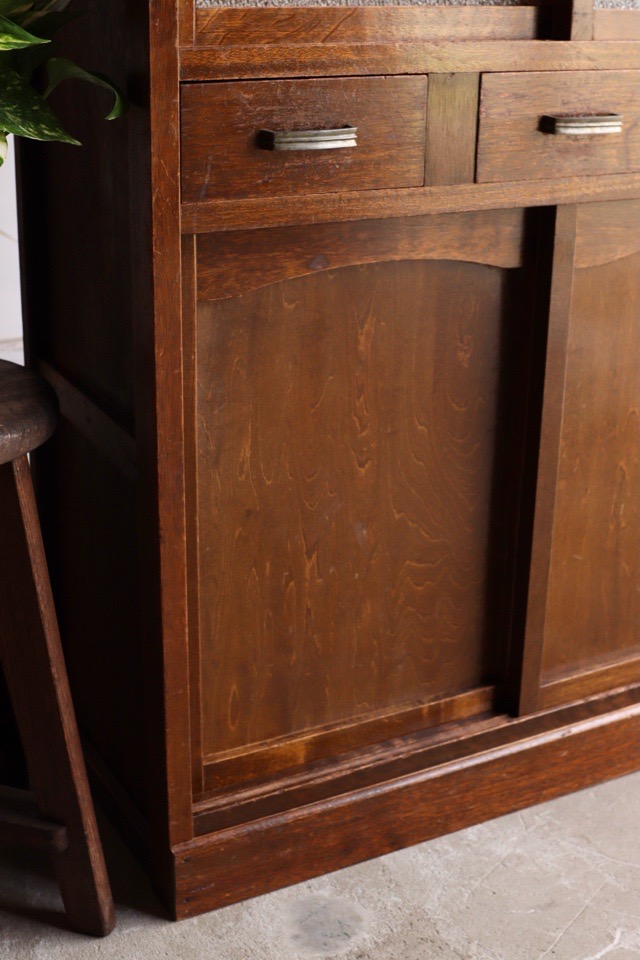 ダイヤガラスの引戸棚