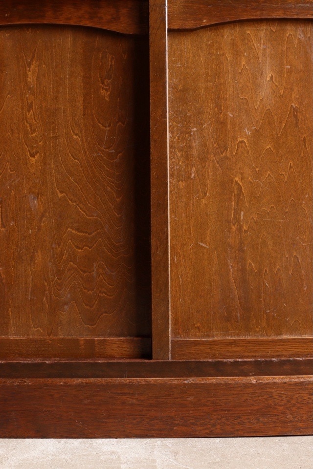 ダイヤガラスの引戸棚