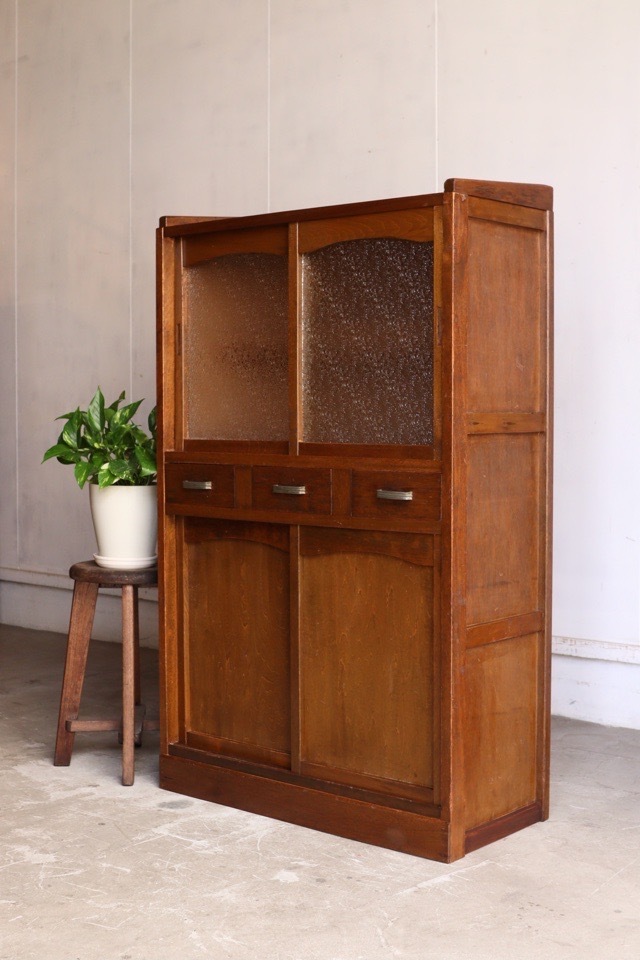 ダイヤガラスの引戸棚