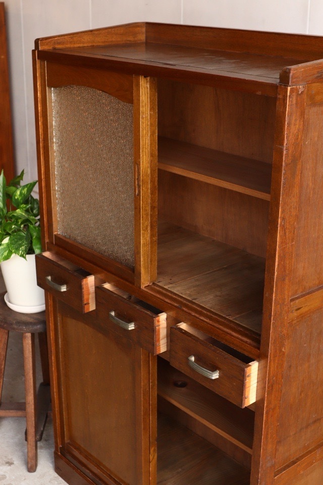 ダイヤガラスの引戸棚