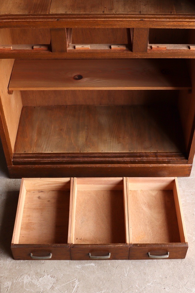 ダイヤガラスの引戸棚