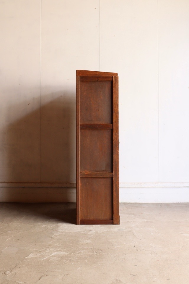 ダイヤガラスの引戸棚