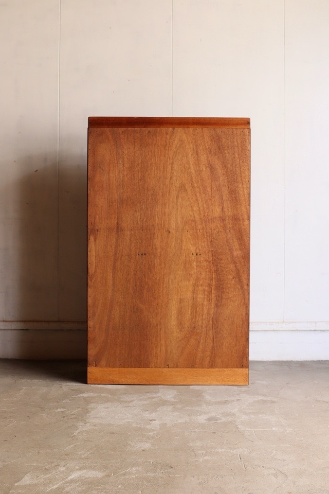 ダイヤガラスの引戸棚