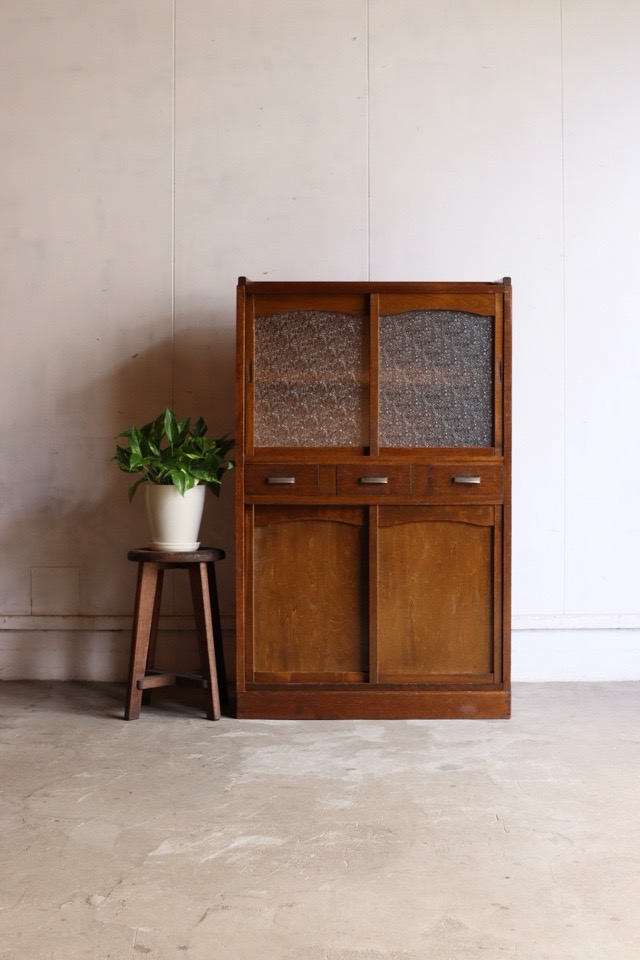 ダイヤガラスの引戸棚