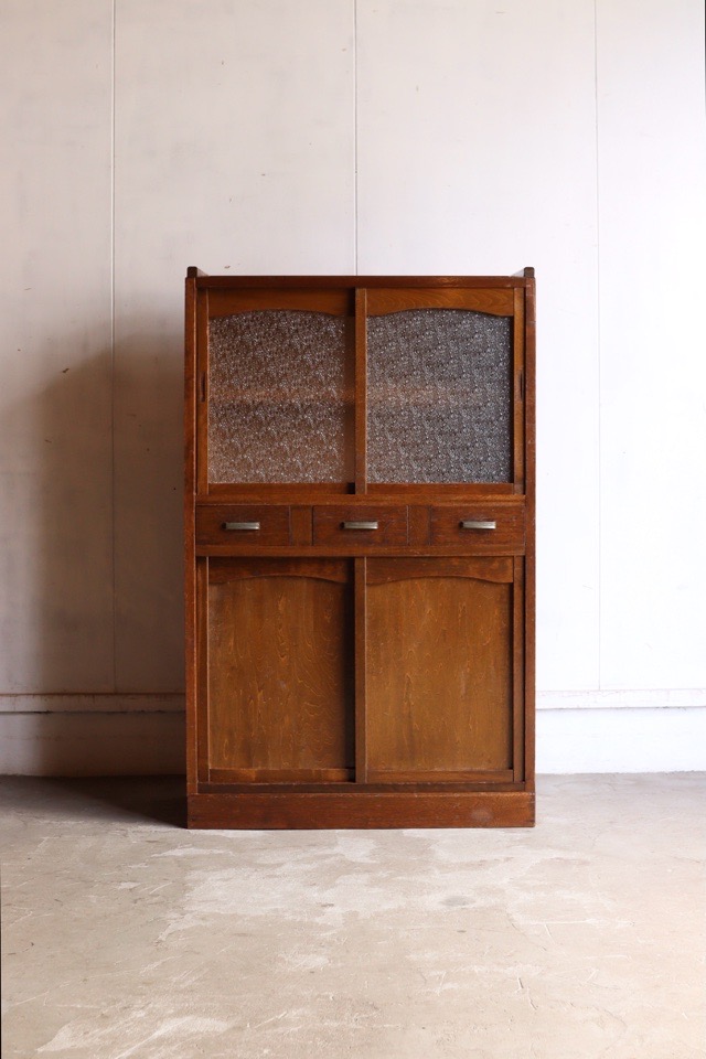 ダイヤガラスの引戸棚