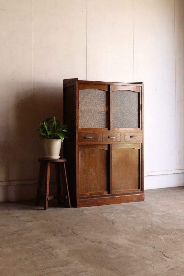 ダイヤガラスの引戸棚