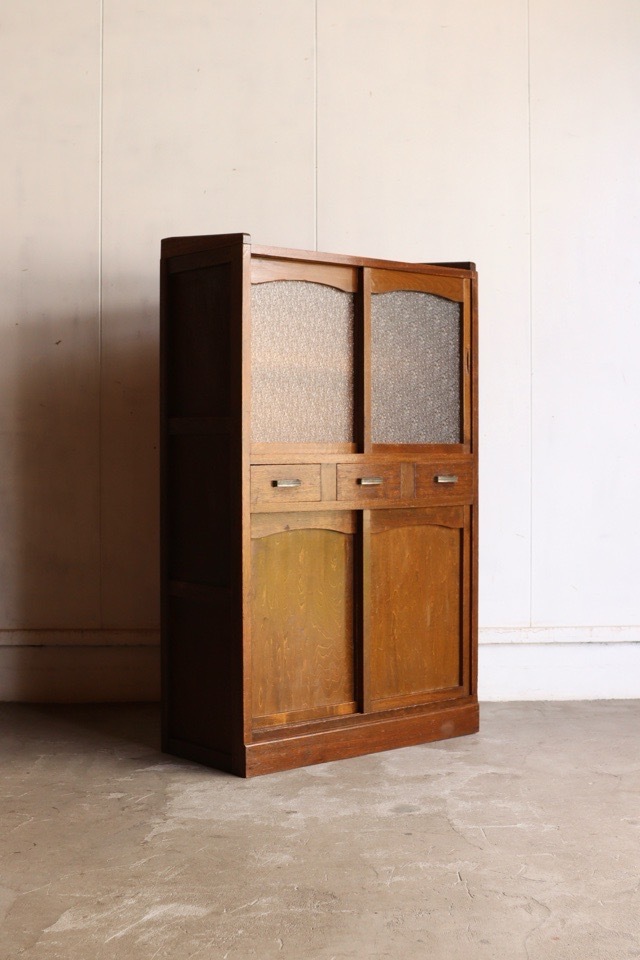 ダイヤガラスの引戸棚