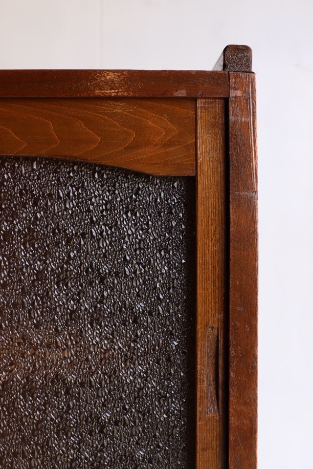 ダイヤガラスの引戸棚