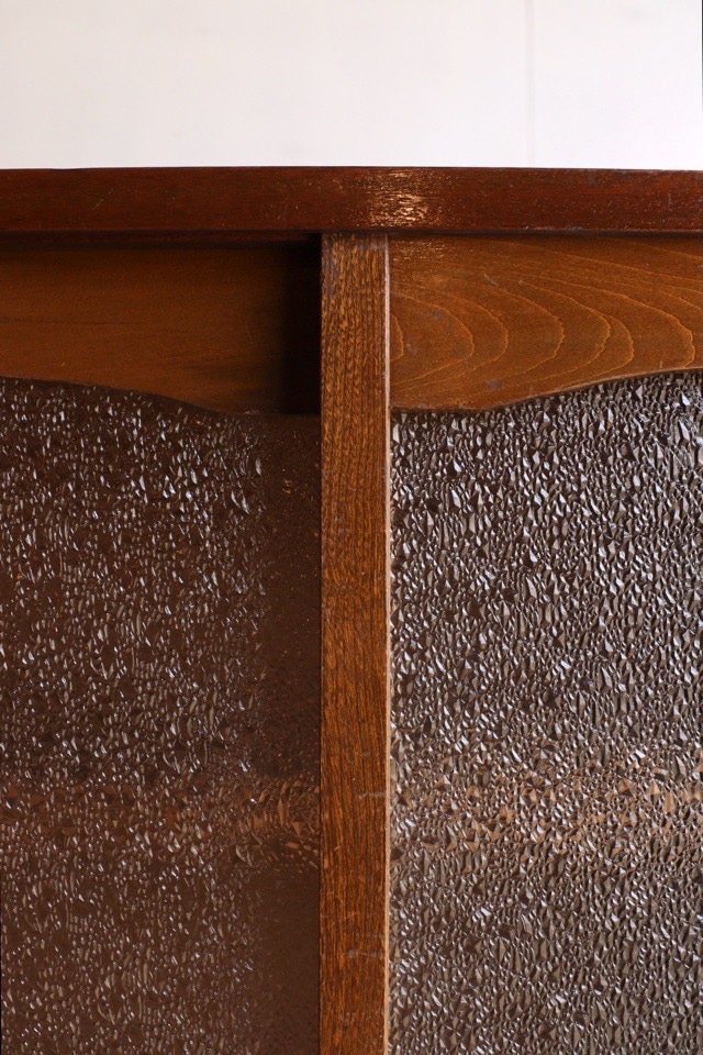 ダイヤガラスの引戸棚