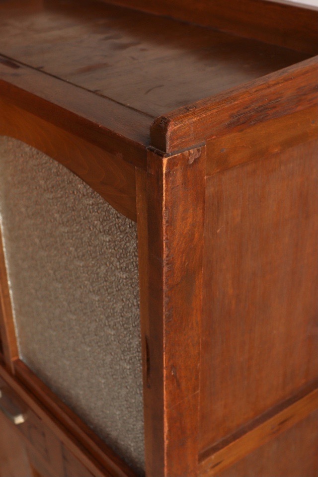 ダイヤガラスの引戸棚