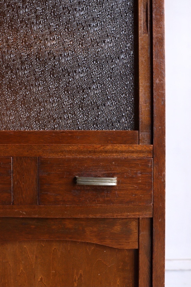 ダイヤガラスの引戸棚