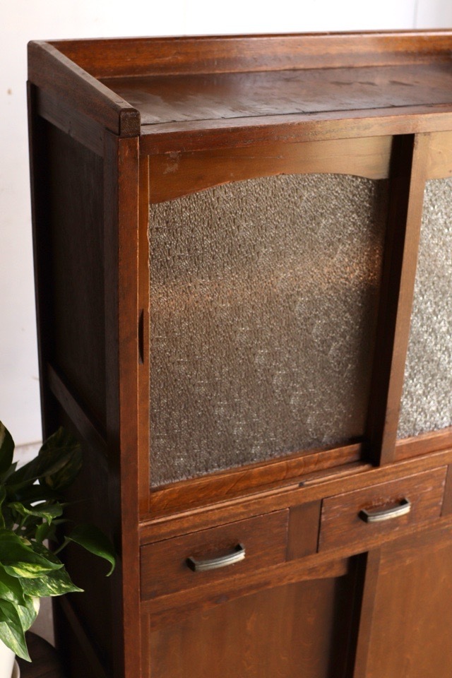 ダイヤガラスの引戸棚