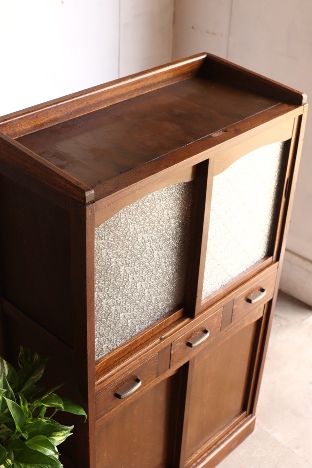 ダイヤガラスの引戸棚