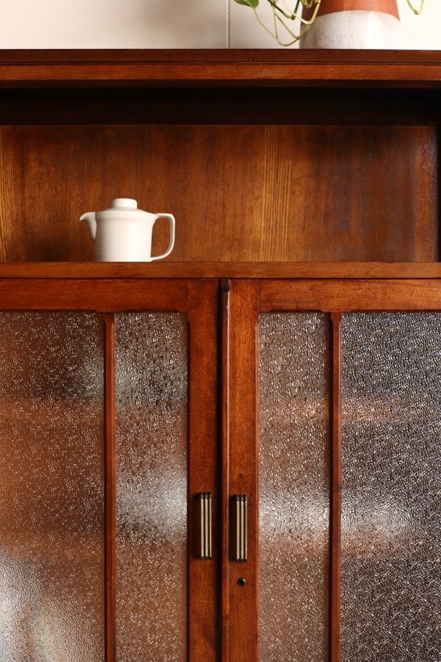 ダイヤガラスの戸棚