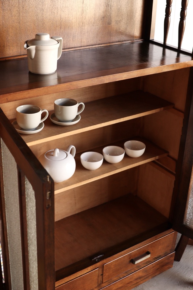 ダイヤガラスの戸棚