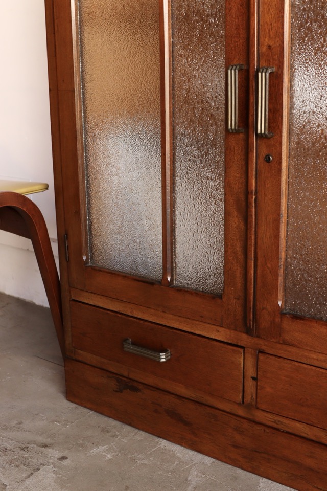 ダイヤガラスの戸棚