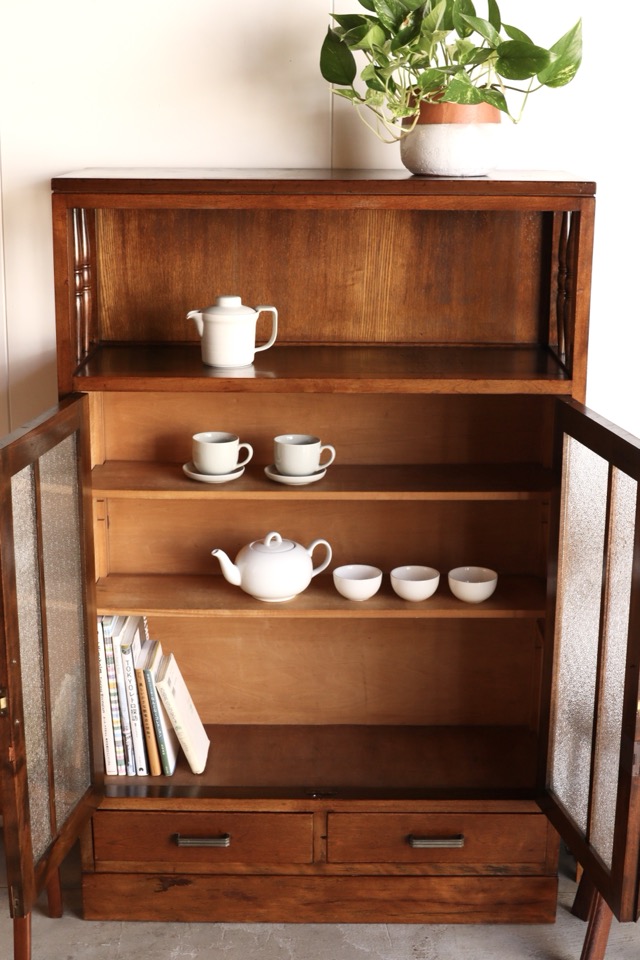 ダイヤガラスの戸棚