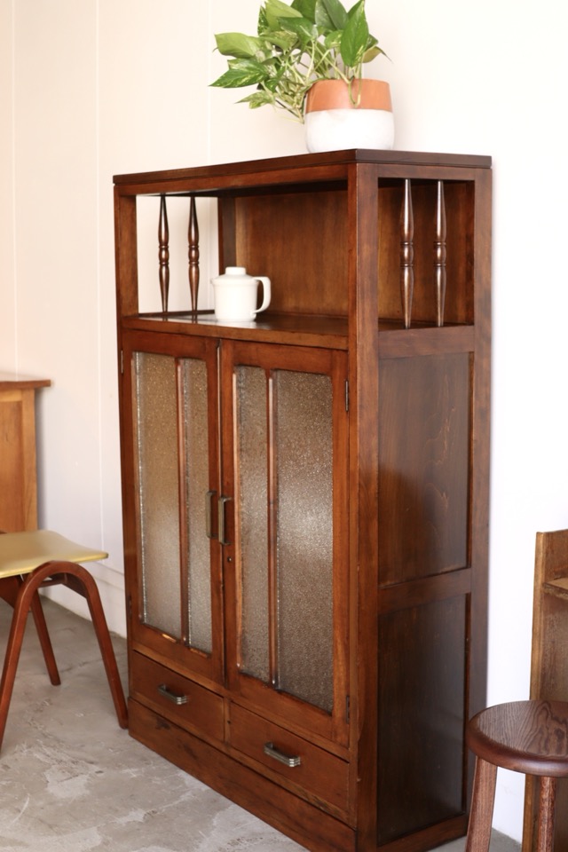 ダイヤガラスの戸棚