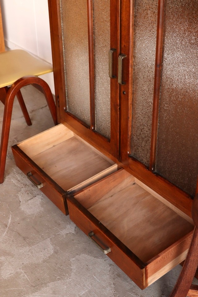 ダイヤガラスの戸棚