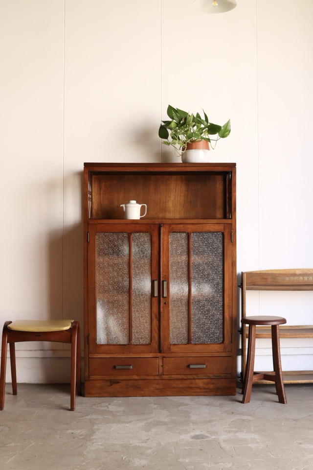 ダイヤガラスの戸棚