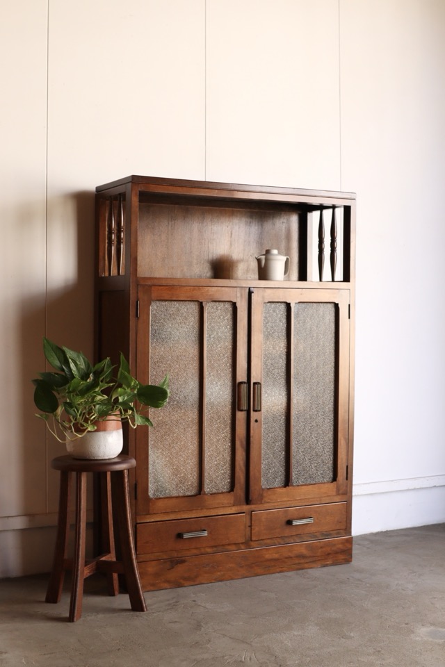 ダイヤガラスの戸棚